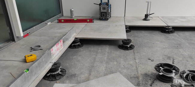 Installation of gres tiles on adjustable pedestals on a balcony