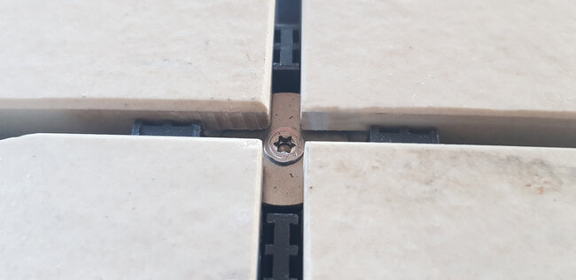 Windproof wind-resistant fastening for terrace pavers on pedestals