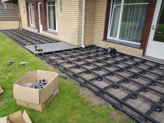 example of a floating terrace with joists on the ground on concrete blocks
