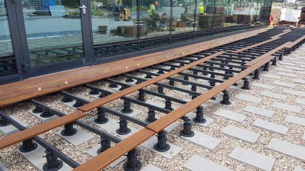 example of a floating terrace with joists on the ground on concrete blocks 4