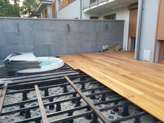 example of a floating terrace with joists on the ground on concrete blocks 5