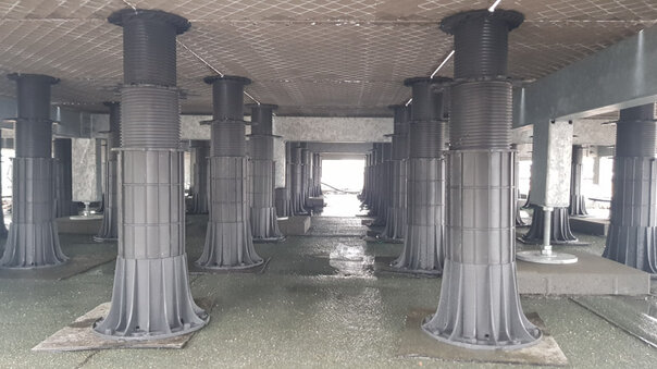 photo of adjustable pedestals max series on SBR rubber pad under floating terrace