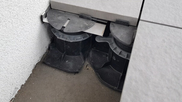 picture of a non standard cutting solution for a floating terrace next to a wall