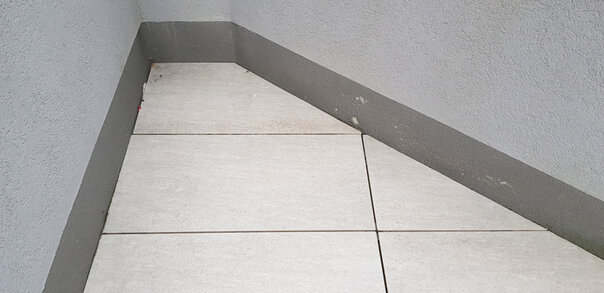 picture of a custom paver cutting solution for a floating terrace on the edges od the terrace