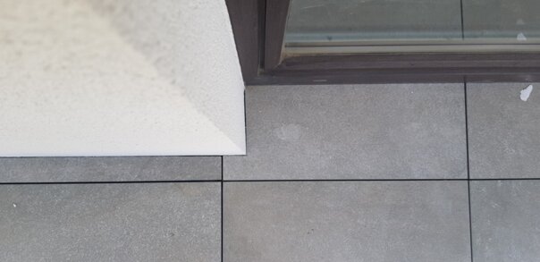 picture of a custom paver cutting solution for a floating terrace on the edges od the terrace 3