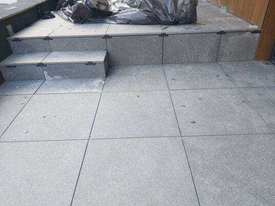 Stairs on a floating terrace using side finishing closure plate 1