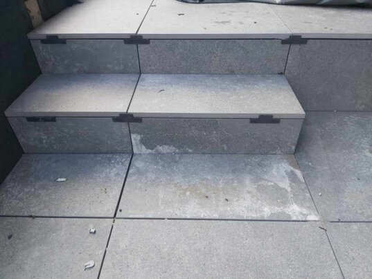 Stairs on a floating terrace using side finishing closure plate 2