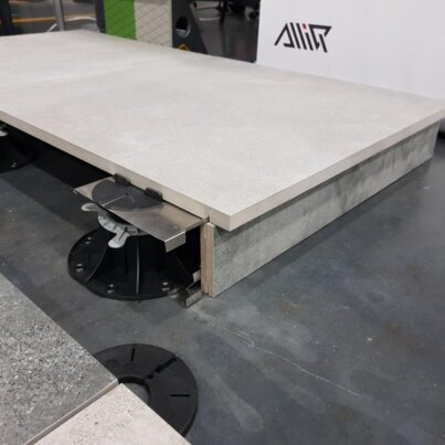 masking installed with top and bottom masking clip on adjustable pedestal