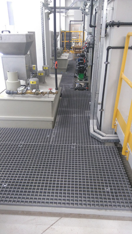 technical path inside the building laid on adjustable pedestals