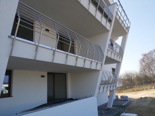 photo of one way of finishing a floating terrace when using a glass barrier 2