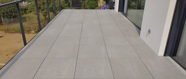 photo of one way of finishing a floating terrace when using a glass barrier 3