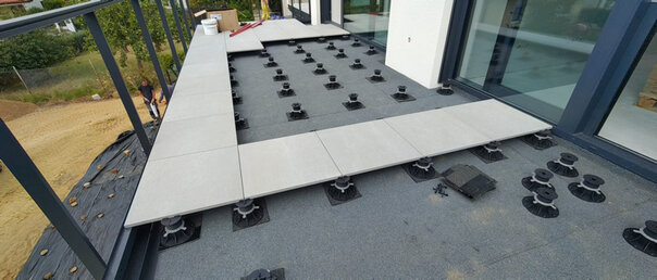 photo of one way of finishing a floating terrace when using a glass barrier 4