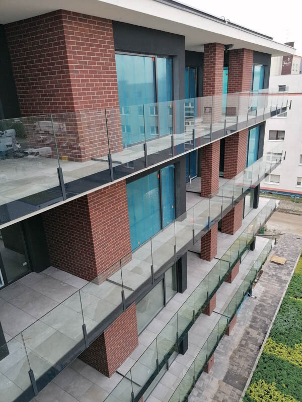 photo of one way of finishing a floating terrace when using a glass barrier 5