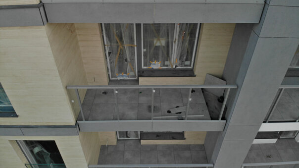 photo of one way of finishing a floating terrace when using a glass barrier 6