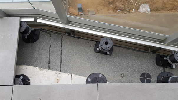 Adjustable pedestal cut to match the shape of the floating terrace 2