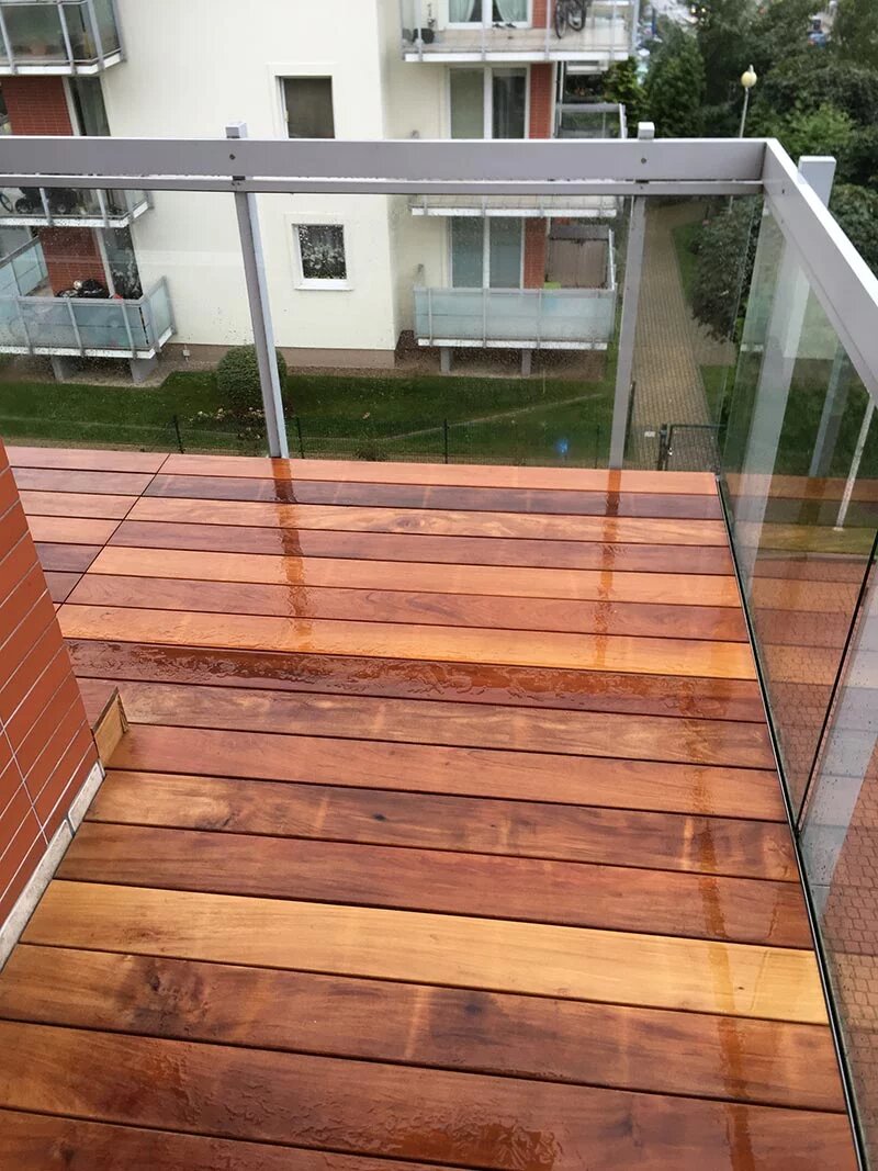 Example of a raised deck terrace with wood