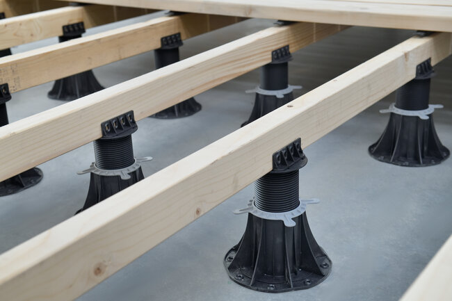 Photo showing the arrangement of 2 cm ceramic pavers on non-adjustable support pads for terrace pavers.