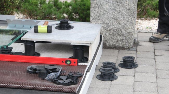 Photo showing the durability of a raised deck terrace against strong wind gusts.