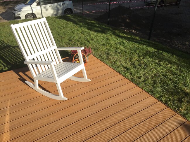 *Photo of a raised deck terrace with ceramic pavers using adjustable SPIRAL pedestals.