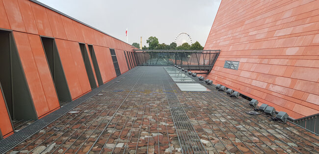 *Photo of a technical roof made in a raised deck system on STANDARD adjustable pedestals.