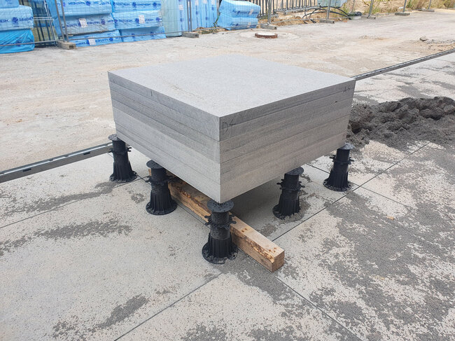 Obrazy pierwszych stron dokumentacji Oceny technicznej systemu wsporników regulowanych DD PEDESTALS i dokumentu deklaracji środowiskowej EPD.