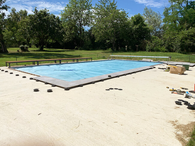Ground-level terrace on a screed with a pool made with pavers on adjustable solver pedestals