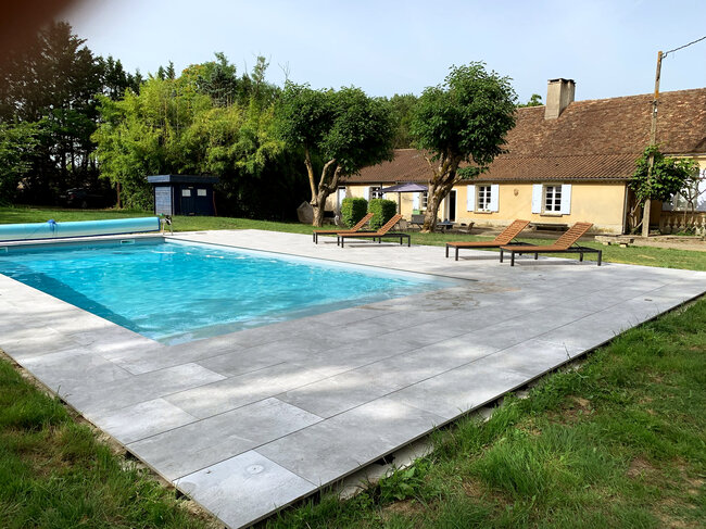 Finished pool with a terrace on adjustable pedestals solver on the ground on a screed