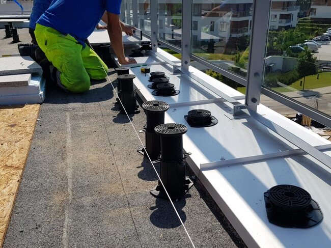 Quick installation of terrace pedestals with pavers on the terrace