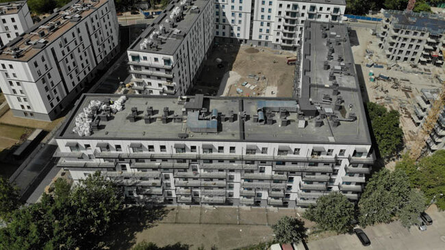 Multi-family building in which adjustable solver pedestals were used