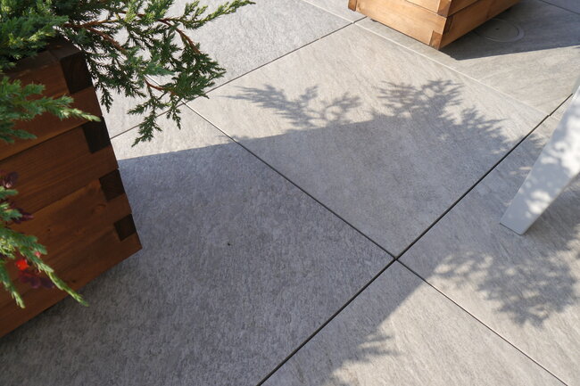 Expansion joint on a raised deck terrace with gres tiles