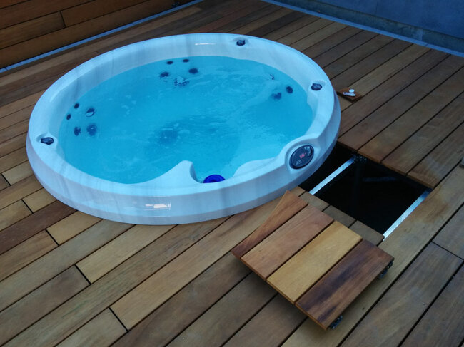 Jacuzzi in a raised deck terrace