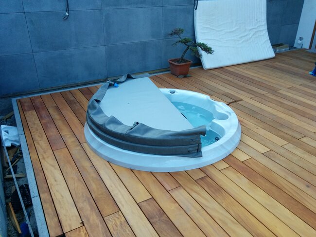Porcelain tiles laid on adjustable terrace pedestals