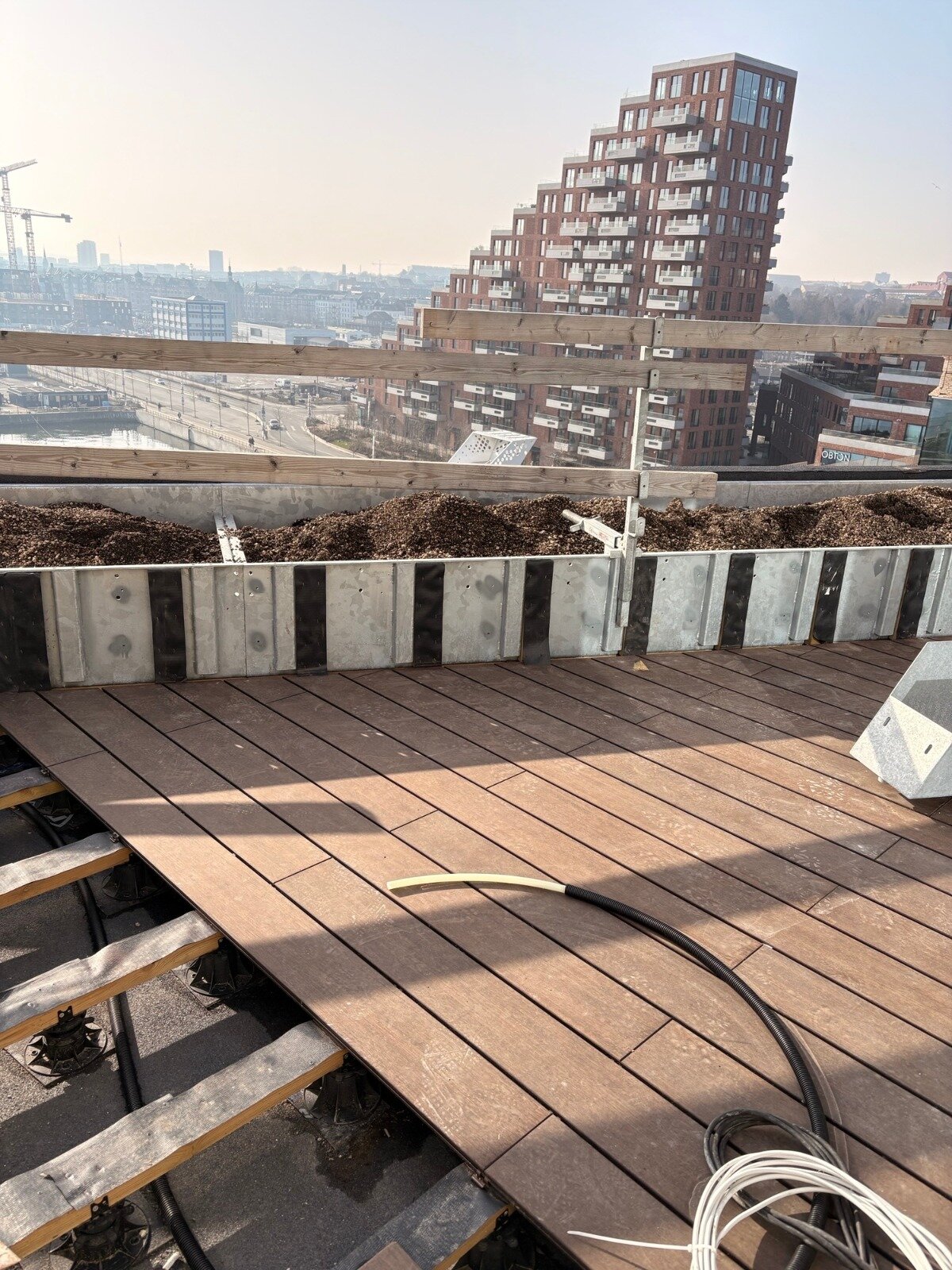 Photo of a raised deck terrace without permanent connection to the ground and building