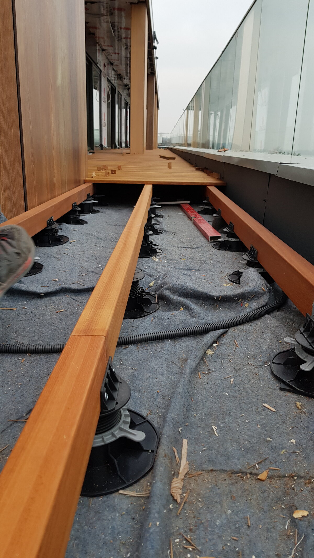 Instalacje poprowadzone pod tarasem hotelowym ze wspornikami