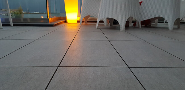 Gap on a raised deck terrace in a restaurant garden by the sea