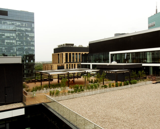 Roof terrace view in a usable space between office buildings