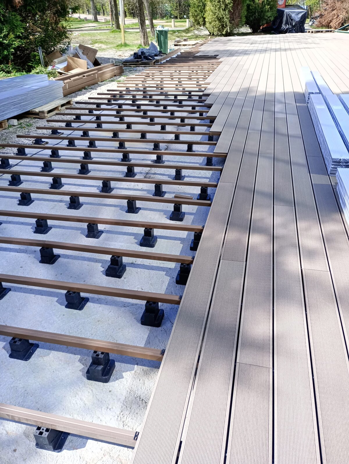 Metal mounting clip for terrace joists.