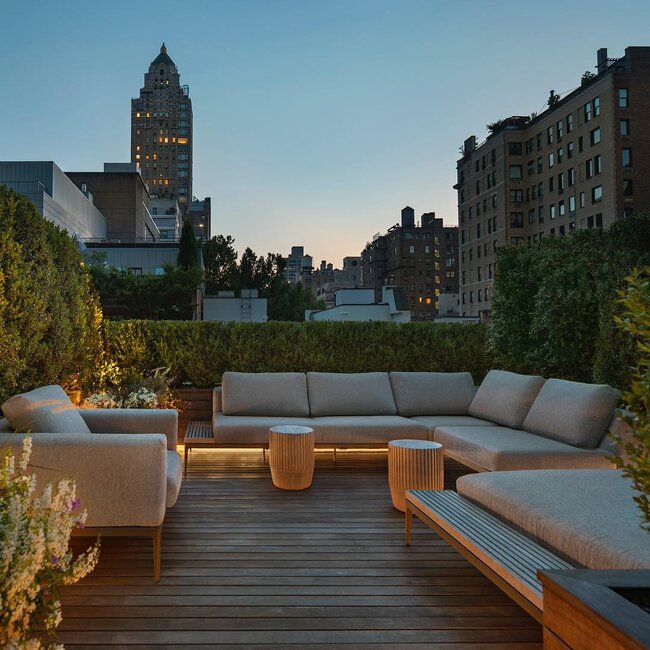 Exclusive viewing terrace on the roof of a building with a wooden floor.
