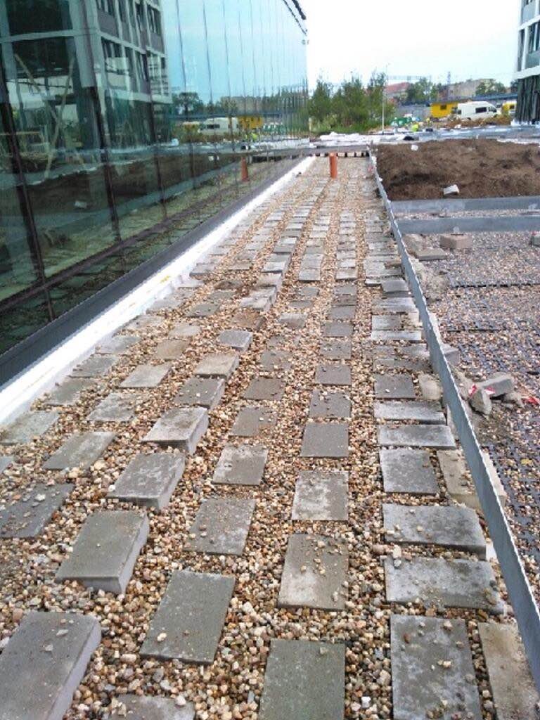 Preparation of the substrate with gravel and blocks for a raised deck terrace