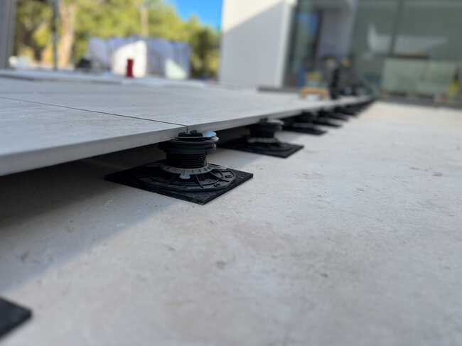 Terrace pavers Standard LE SH SBR on adjustable pedestals by the pool