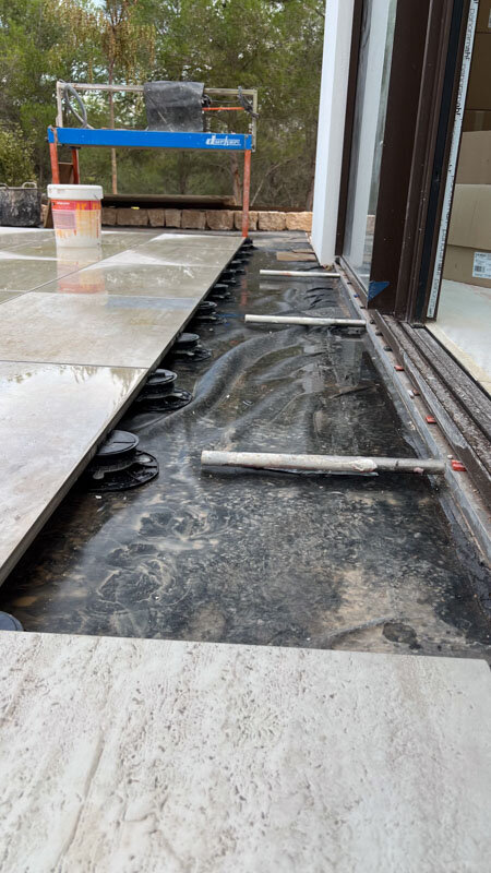 Laying Standard LE SH terrace pavers on adjustable pedestals by the pool