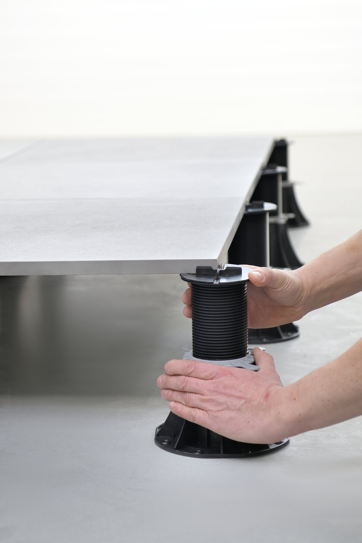 Adjustable heights of terrace pedestals under a 2 cm gres paver