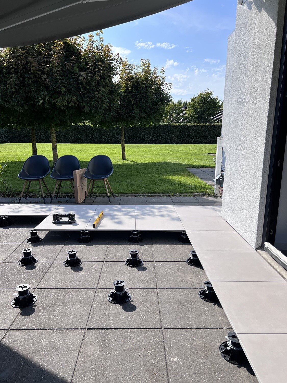 Raised deck terrace with pavers on the ground with ceramic pavers on SOLVER pedestals