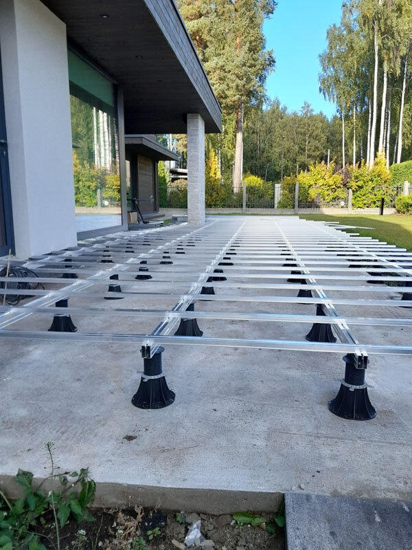 wsporniki standard z adapterami do legarów ułożone z legarami aluminiowymi na tarasie na gruncie