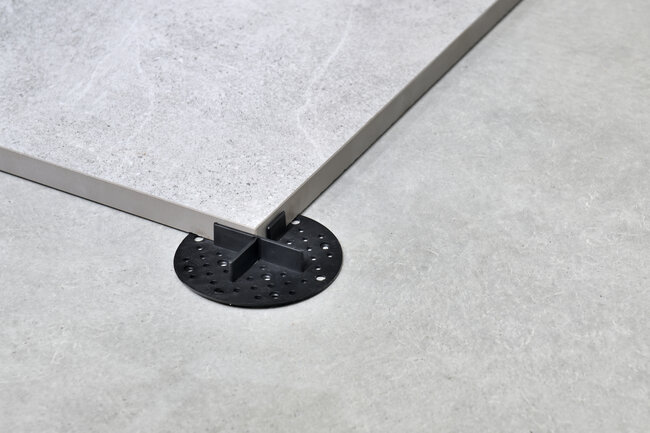 `Rubber shim for terrace with spacer cross for porcelain tiles`
