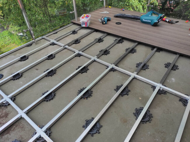 `Installation of terrace boards on aluminum joists and SPIRAL pedestals`